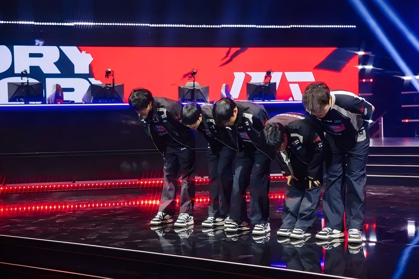 BLG横扫BRO，Peanut团战一打五顶尖较量全球总决赛，点燃全场激情