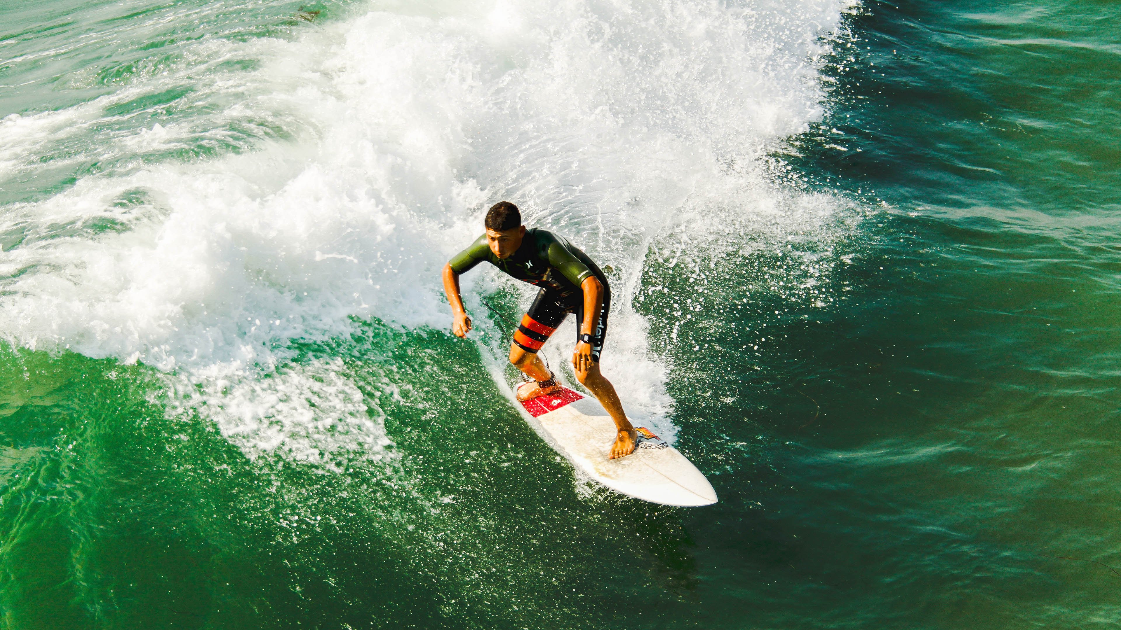 巴萨逆境狂飙！皮克临危救主，诺坎普响起久违战歌